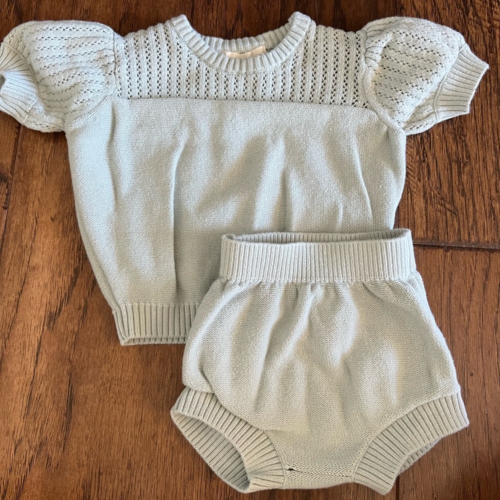 Quincy Mae set. Small hole in bloomers, see photo
